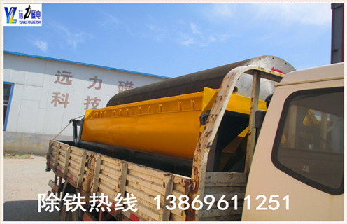 小型磁选机设备适用于湿式磁选工艺,是磁选试验常用设备.爱游戏官方网站生产的小型磁选机设备磁场强度9000-10000GS,适用于赤铁矿.褐铁矿.镜铁矿.锰矿.镍矿.钛铁矿等弱磁性矿物的湿式磁选作业. 1.小型磁选机的工作原理 是矿浆经给矿箱流入槽体后,在给矿喷水管的水流作用下,矿粒呈松散状态进入槽体的给矿区.在磁场的作用,磁性矿粒发生磁聚而形成“磁团”或“磁链”,“磁团”或“磁链”在矿浆中受磁力作用,向磁极运动,而被吸附在圆筒上.由于磁极的极性沿圆筒旋转方向是交替排列的,并且在工作时固定不动,“磁团”或“磁链”在随圆筒旋转时,由于磁极交替而产生磁搅拌现象,被夹杂在“磁团”或“磁链”中的脉石等非磁性矿物在翻动中脱落下来,最终被吸在圆筒表面的“磁团”或“磁莲”即是精矿.精矿随圆筒转到磁系边缘磁力最弱处,在卸矿水管喷出的冲洗水流作用下被卸到精矿槽中.非磁性或弱磁性矿物被留在矿浆中随矿浆排出槽外,即是尾矿.